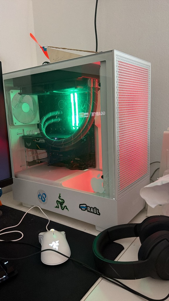 PC gaming blanco de Adrián con refrigeración líquida e iluminación RGB